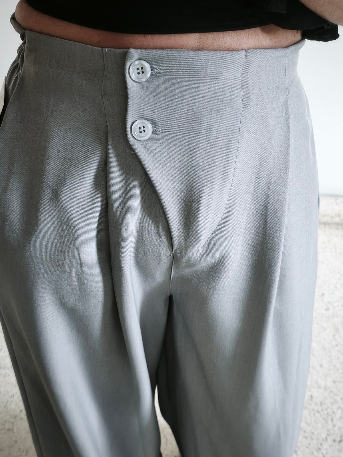 Pantalón pinzas gris