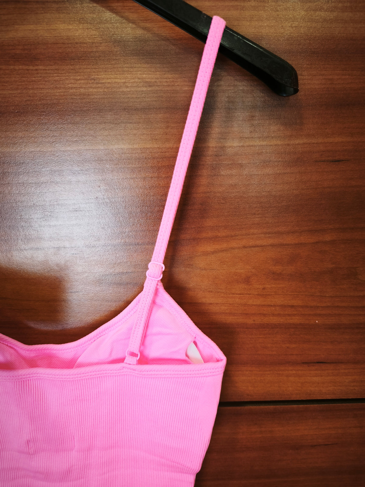 Mono tirantes flúor rosa.