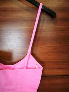 Mono tirantes flúor rosa.