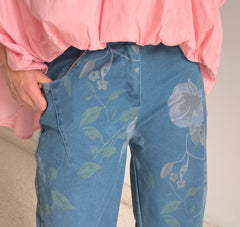Pantalón denim print flores