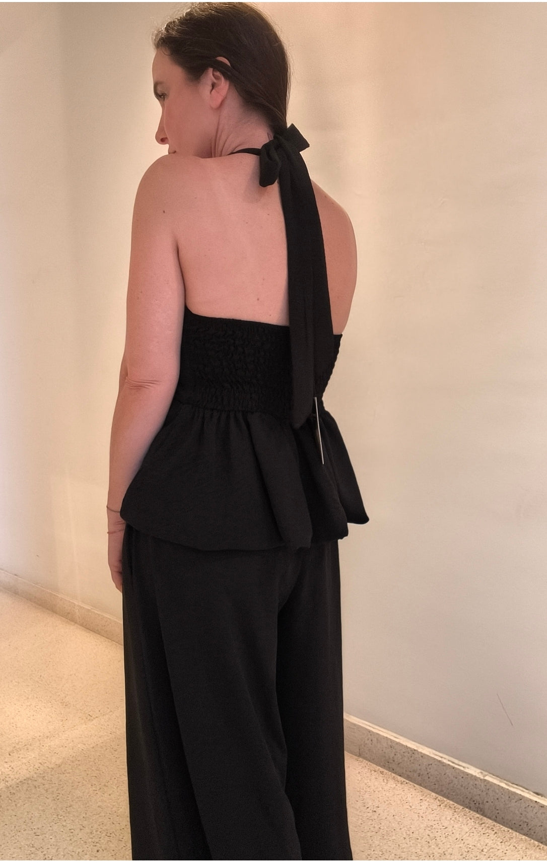 Top halter peplum abullonado
