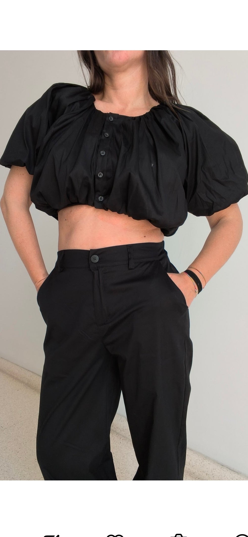 Conjunto negro abullonado