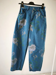 Pantalón denim print flores