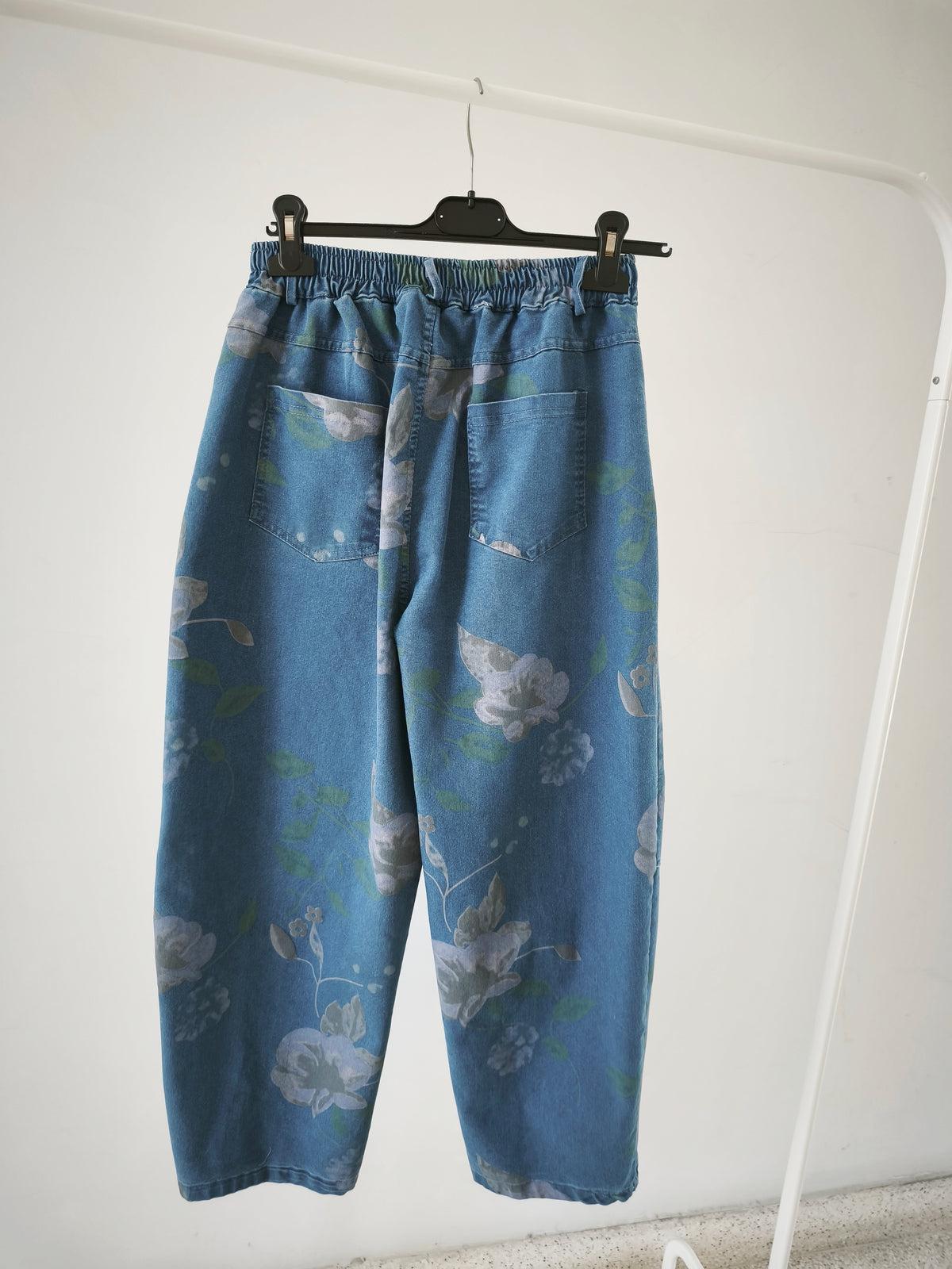 Pantalón denim print flores