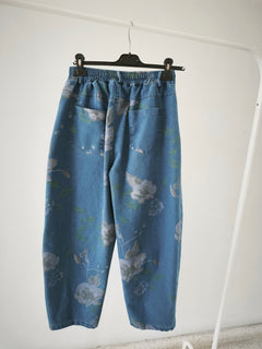 Pantalón denim print flores