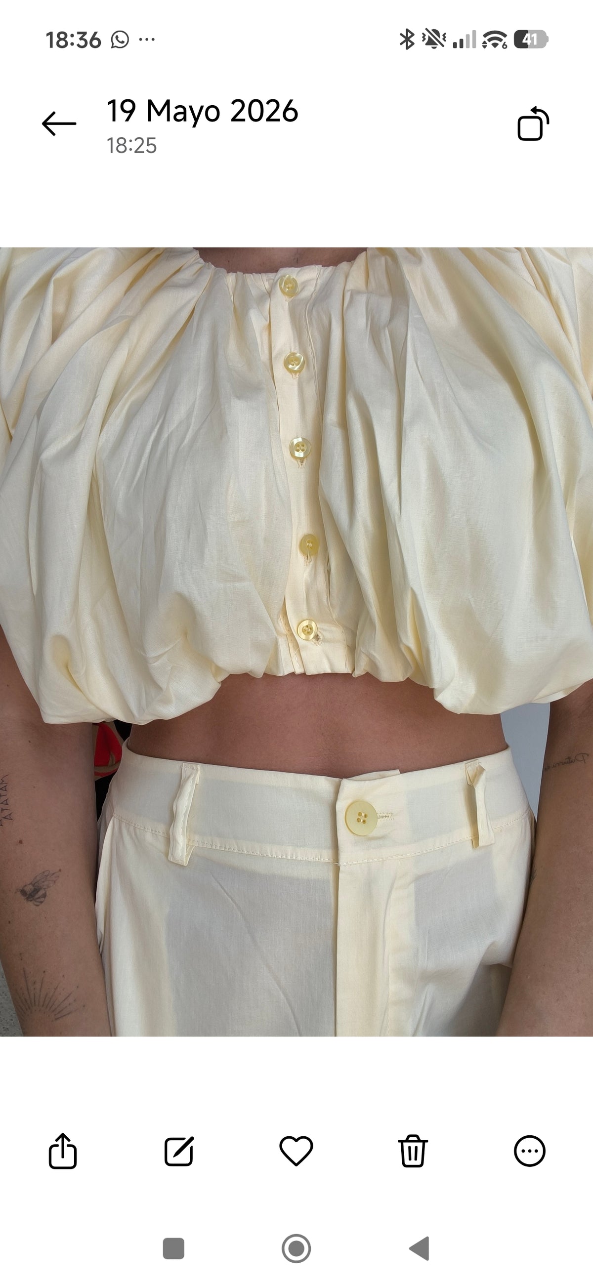 Conjunto amarillo abullonado