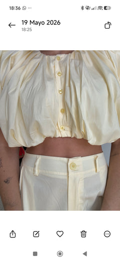 Conjunto amarillo abullonado