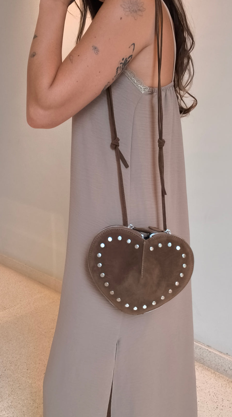 Bolso corazón ante tachuelas