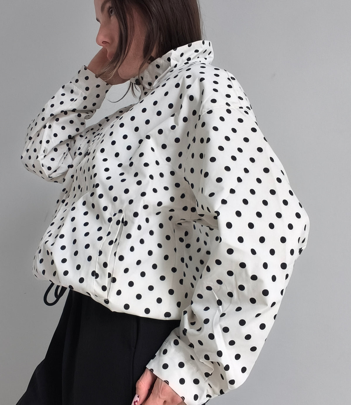 Chaqueta abullonada lunares blanca