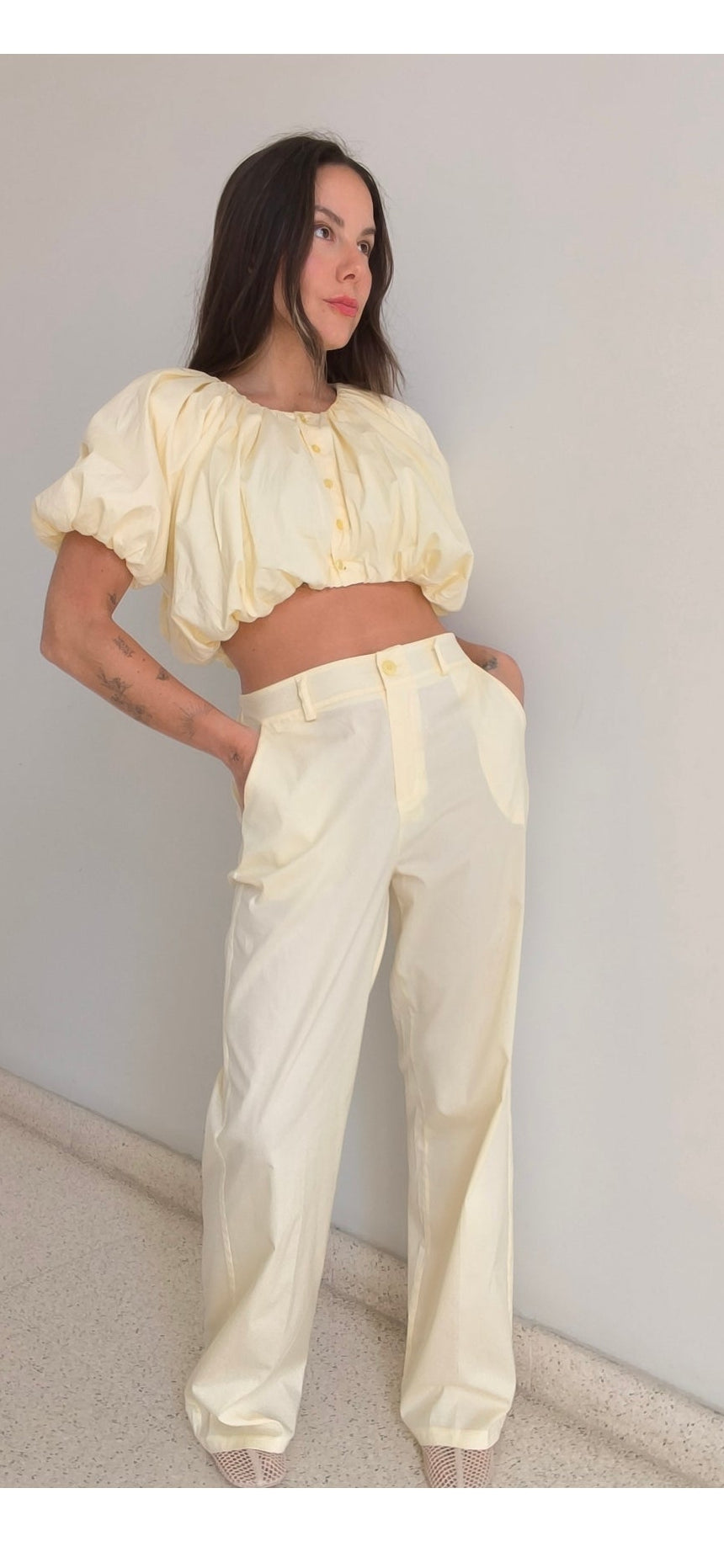 Conjunto amarillo abullonado