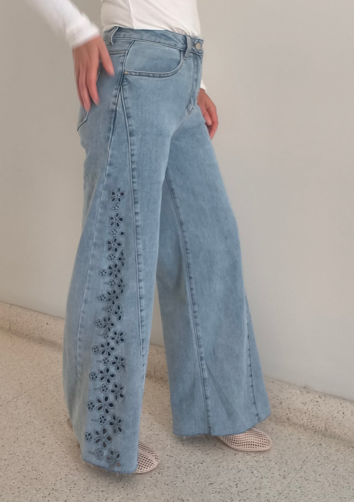 Jean wide leg elástico bordado