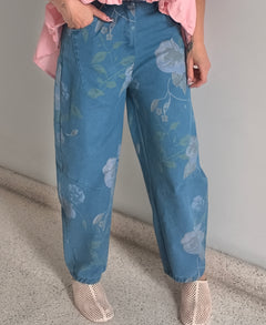 Pantalón denim print flores
