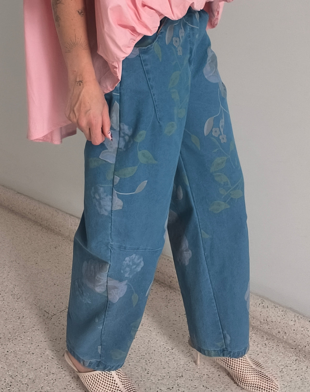 Pantalón denim print flores