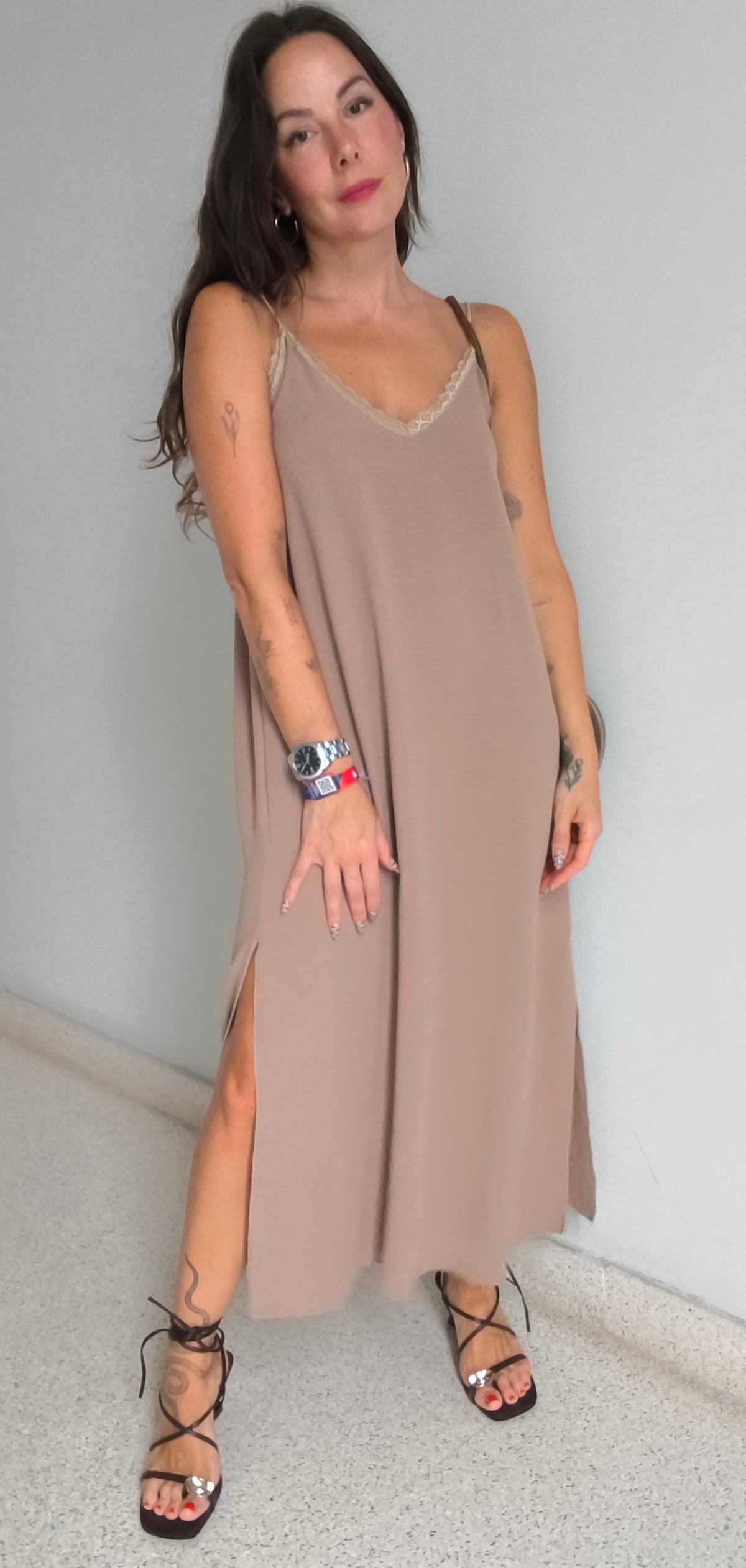 Vestido abertura encaje