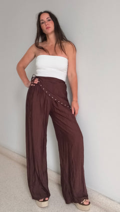 Pantalón con pañuelo tachuelas