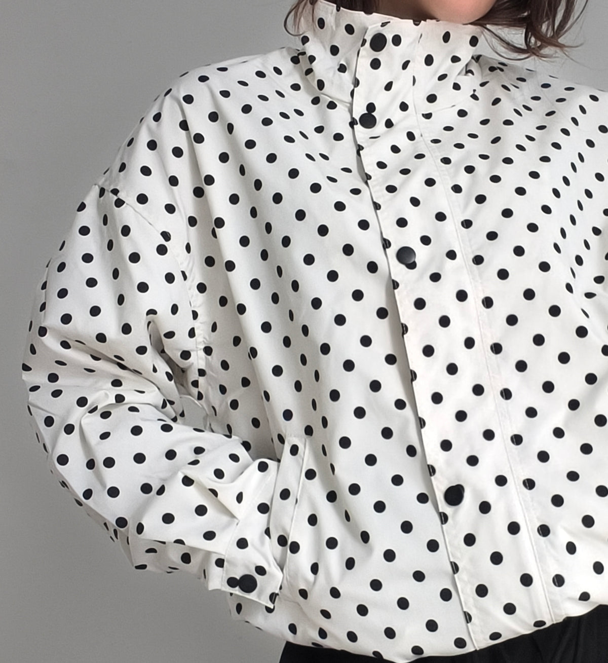 Chaqueta abullonada lunares blanca