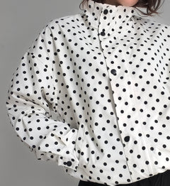 Chaqueta abullonada lunares blanca