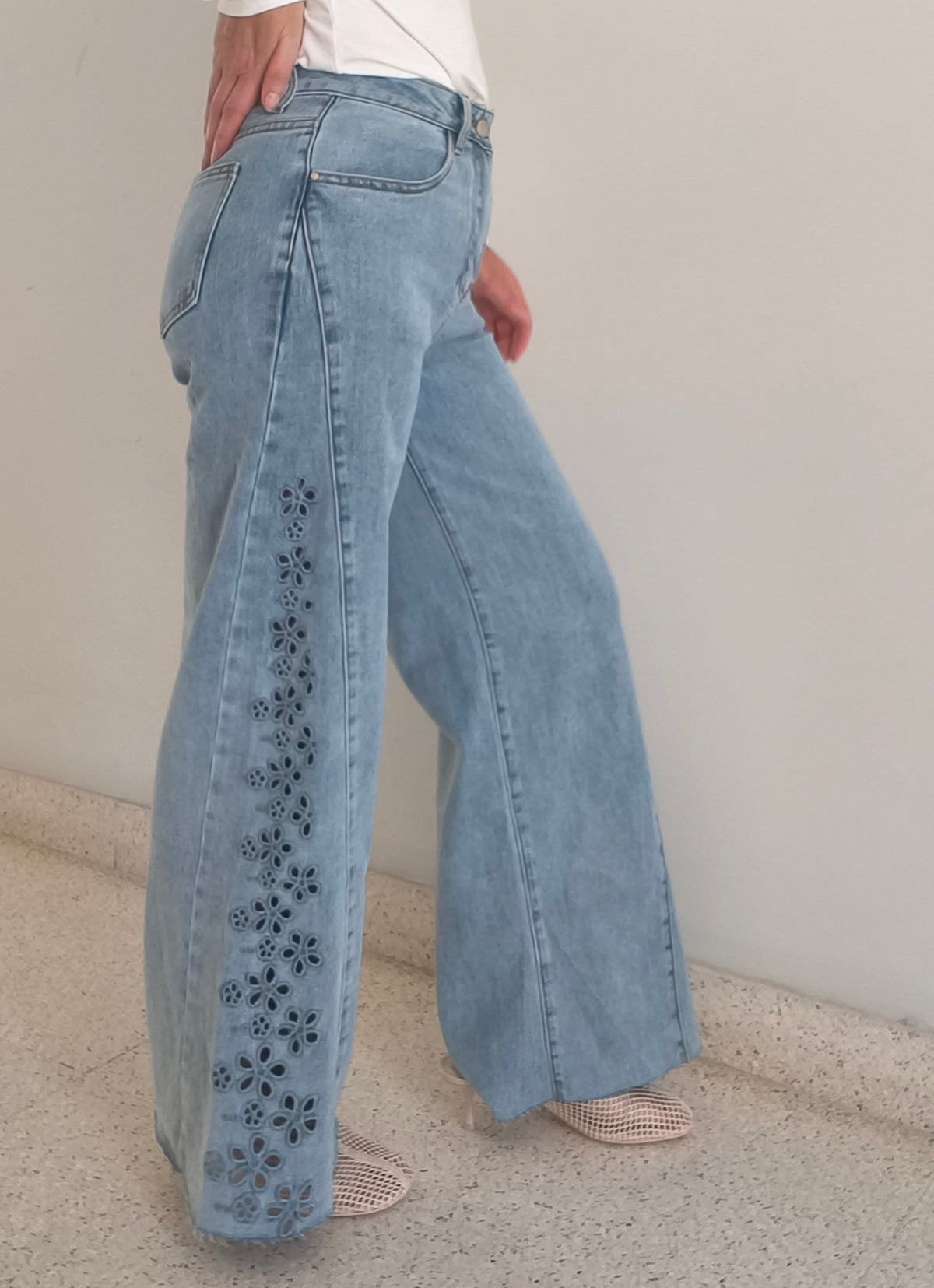 Jean wide leg elástico bordado